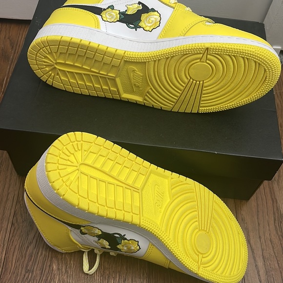 Air Jordan 1 Mid SE GS 'Rose Patch - Dynamic Yellow' - Picture 2 of 5